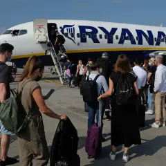 Ryanair: Ile wcześniej na lotnisku? 2h to za mało! Planuj mądrze.