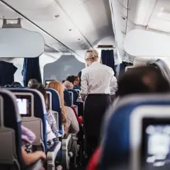 Zarobki stewardessy LOT: Od 4500 do 12000 zł? Sprawdź!