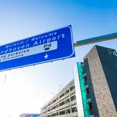 Parking Lotnisko Eindhoven: Oficjalne vs. prywatne. Oszczędź do 50%!