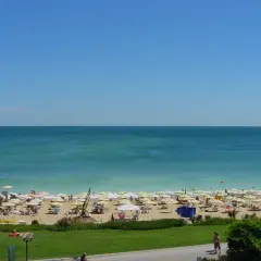 Złote Piaski: Ile trwa lot z Polski? Szybko na plażę!