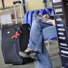Ryanair bagaż rejestrowany: Co spakować, by uniknąć opłat i kar?