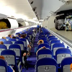 Wizz Air: Poduszka na pokład? Spakuj mądrze i leć bez stresu!