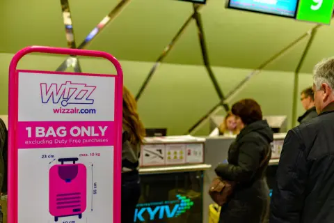 Wizz Air: Nadanie bagażu Ile przed odlotem? Sprawdź wyjątki!