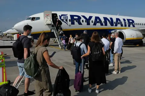 Ryanair: Ile wcześniej na lotnisku? 2h to za mało! Planuj mądrze.