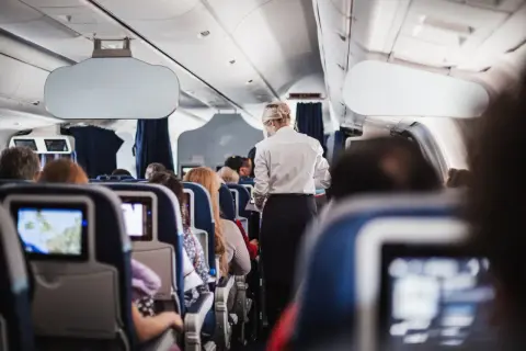 Zarobki stewardessy LOT: Od 4500 do 12000 zł? Sprawdź!