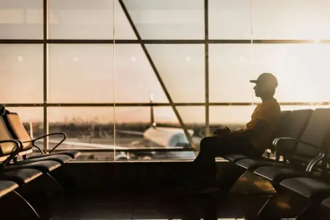 Pierwszy raz na lotnisku? Poradnik jak się poruszać bez stresu