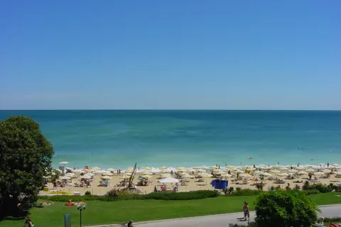 Złote Piaski: Ile trwa lot z Polski? Szybko na plażę!