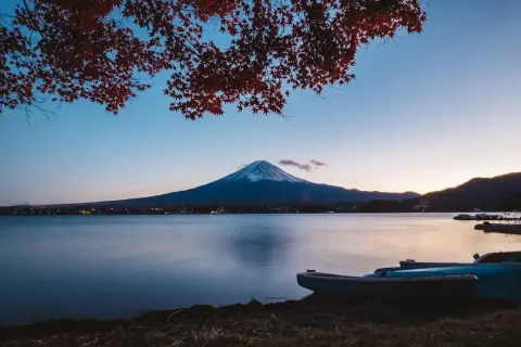 Ile trwa lot do Japonii? Czas, przesiadki i walka z jet lagiem!