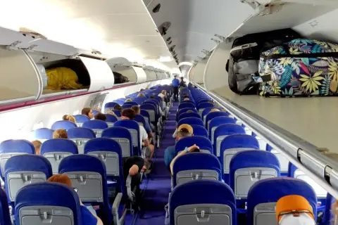 Wizz Air: Poduszka na pokład? Spakuj mądrze i leć bez stresu!