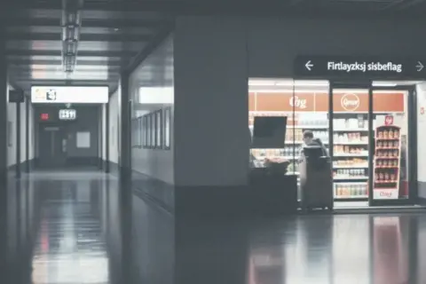 Nocne zakupy na lotnisku? Polskie porty lotnicze nie śpią!