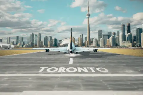 Lot do Toronto: Ile trwa naprawdę? Bezpośrednio i z przesiadką.