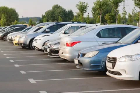 Parking przy lotnisku: Oszczędź do 60%! Ceny i triki eksperta