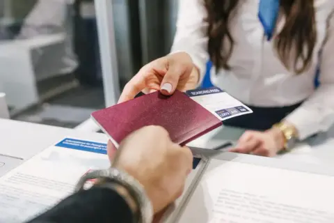 Odprawa na lotnisku: Koszt nawet 250 zł! Jak tego uniknąć?