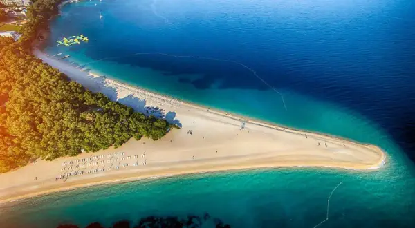 Lot do Chorwacji: Ile trwa i jak skrócić podróż z Polski?