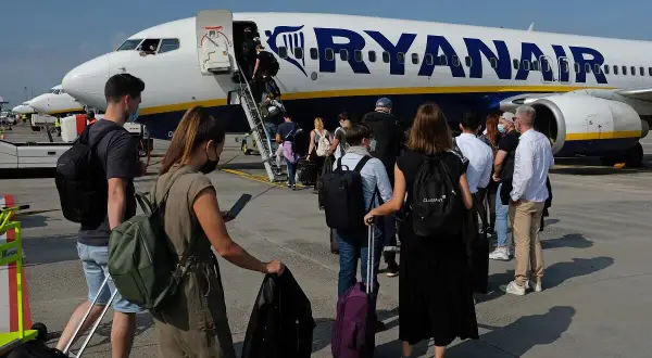 Ryanair: Ile wcześniej na lotnisku? 2h to za mało! Planuj mądrze.