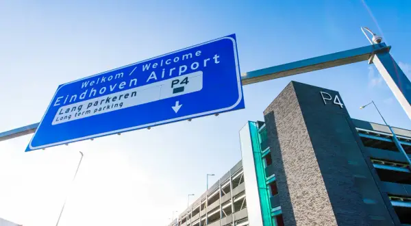 Parking Lotnisko Eindhoven: Oficjalne vs. prywatne. Oszczędź do 50%!