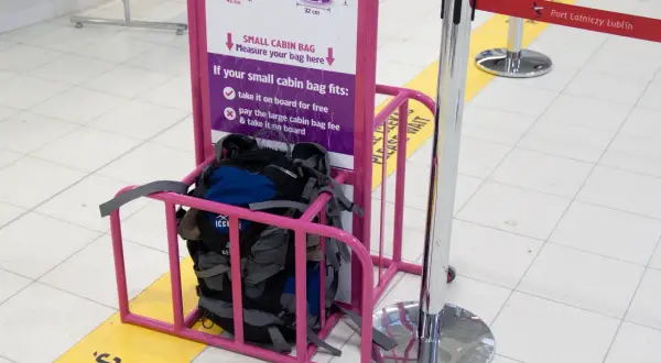 Wizz Air: Bagaż podręczny bez opłat? Spakuj go sprytnie!