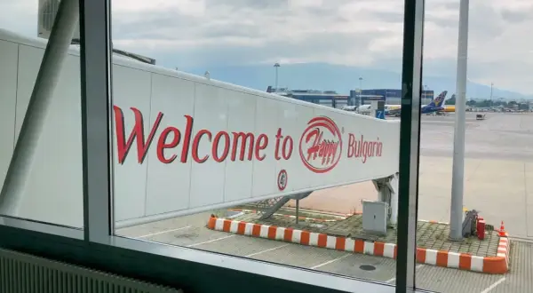 Ile trwa lot Warszawa-Bułgaria? Dokładne czasy i porady eksperta