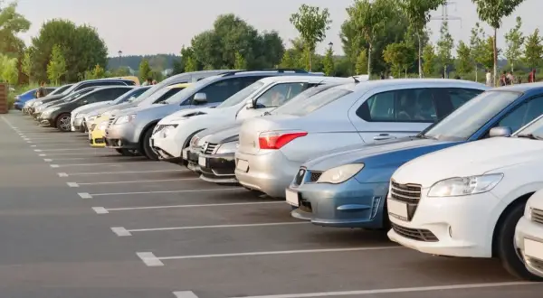 Parking przy lotnisku: Oszczędź do 60%! Ceny i triki eksperta