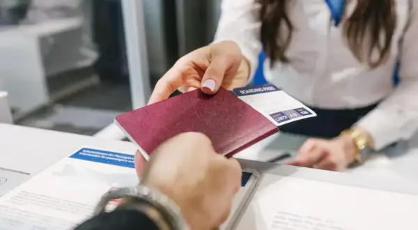 Odprawa na lotnisku: Koszt nawet 250 zł! Jak tego uniknąć?