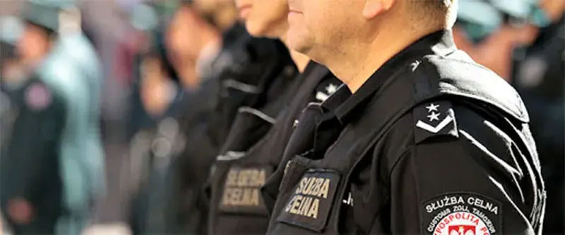 Celnik na lotnisku: Zarobki do 9370 zł brutto poznaj składniki
