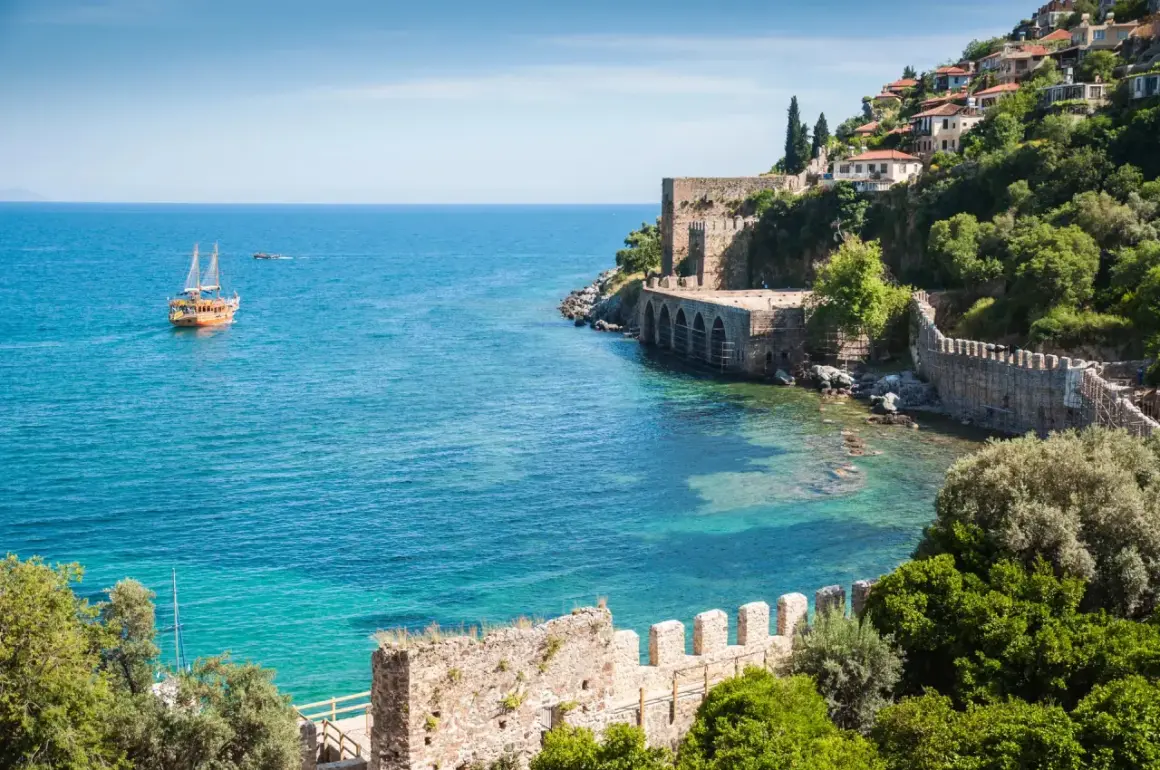 Alanya: Więcej niż plaża! Atrakcje i praktyczny przewodnik.