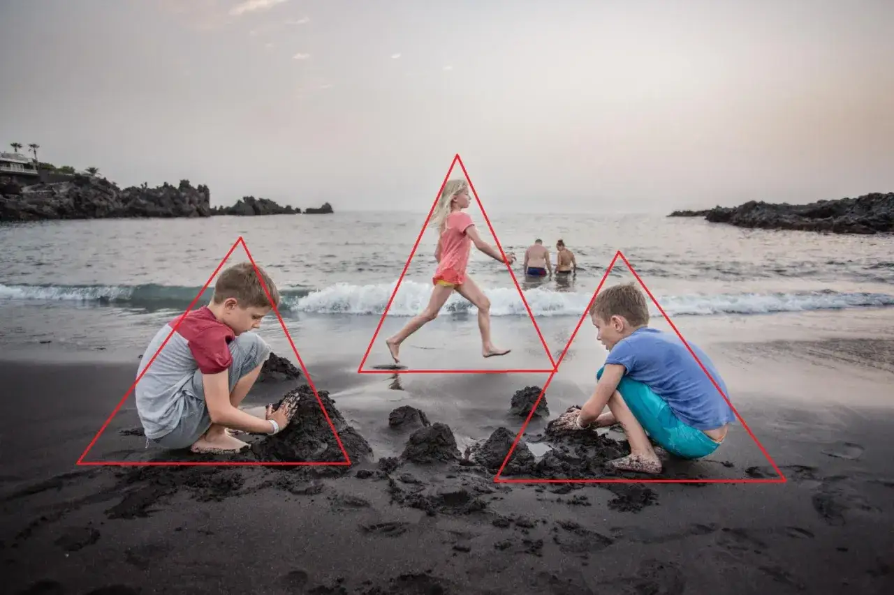 Osoba spacerująca na plaży, pozująca w ruchu