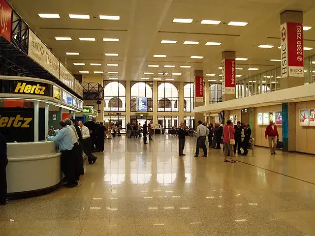 hala przylotów lotnisko Malta
