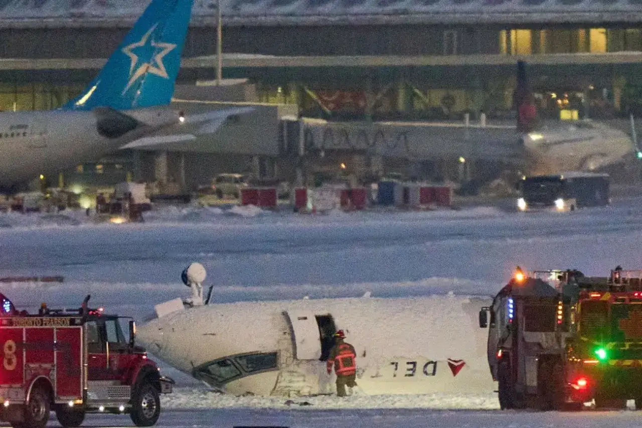 Pasażerowie na lotnisku Toronto Pearson