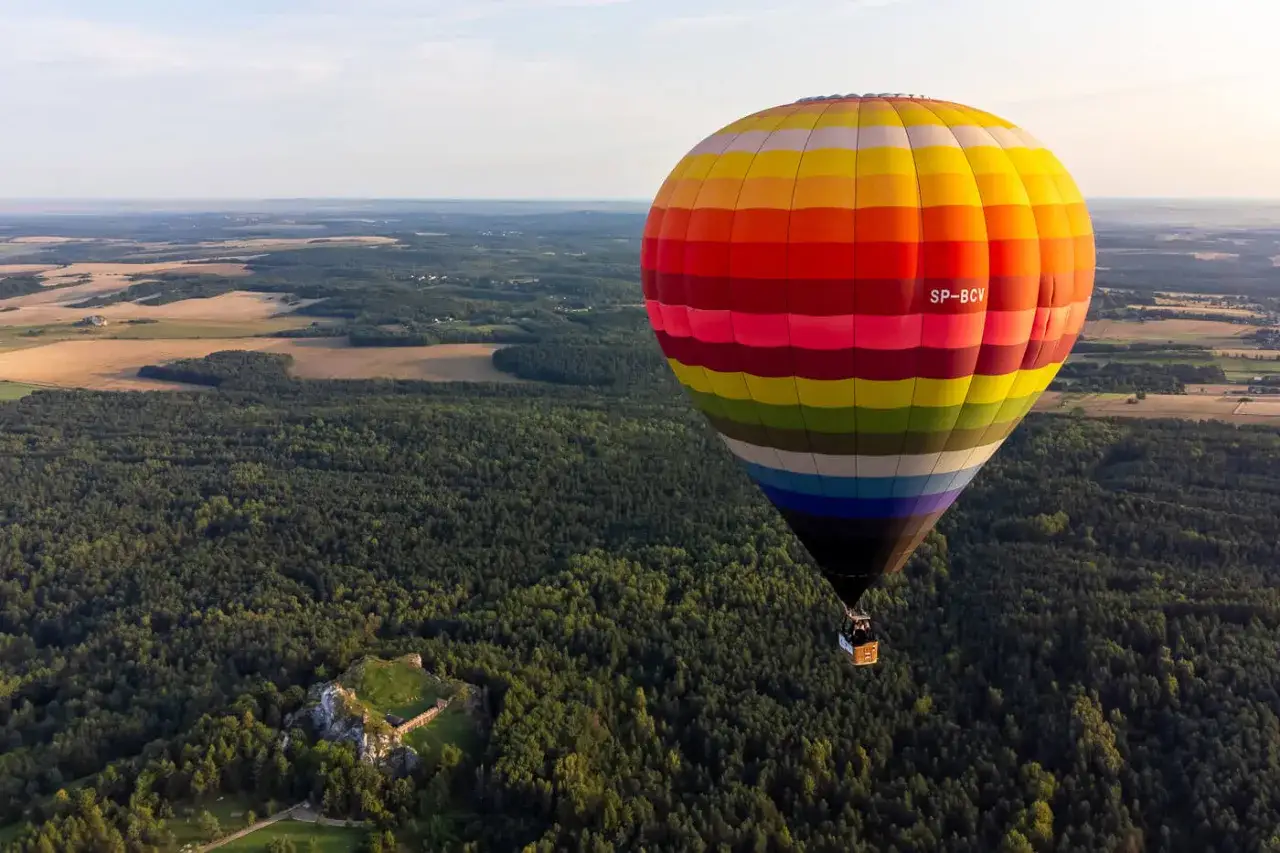 Lot balonem nad Krakowem wschód słońca