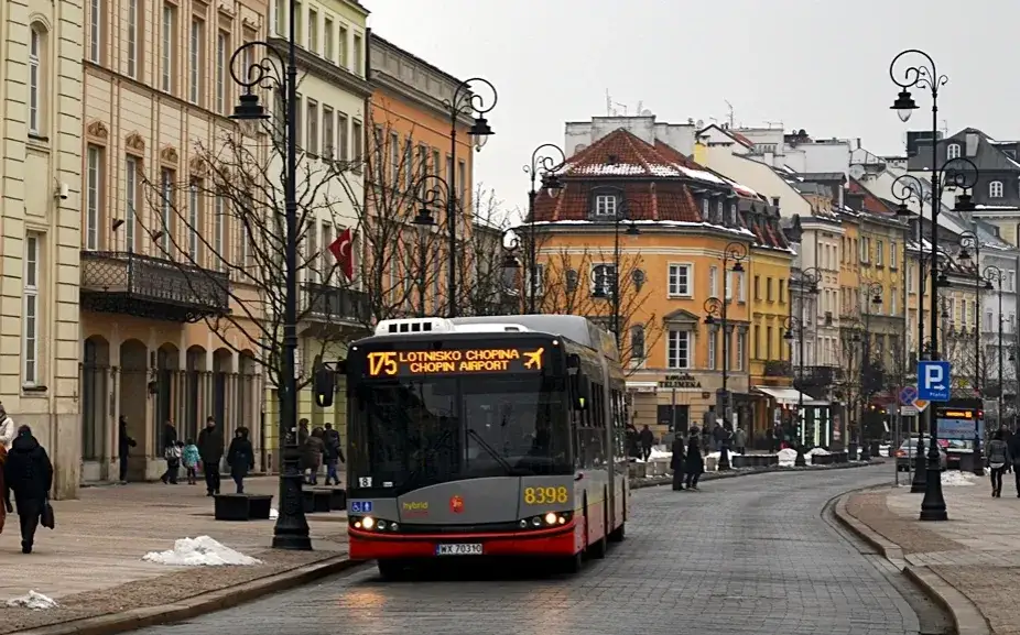 Autobus linii 175 na przystanku Dworzec Centralny w Warszawie