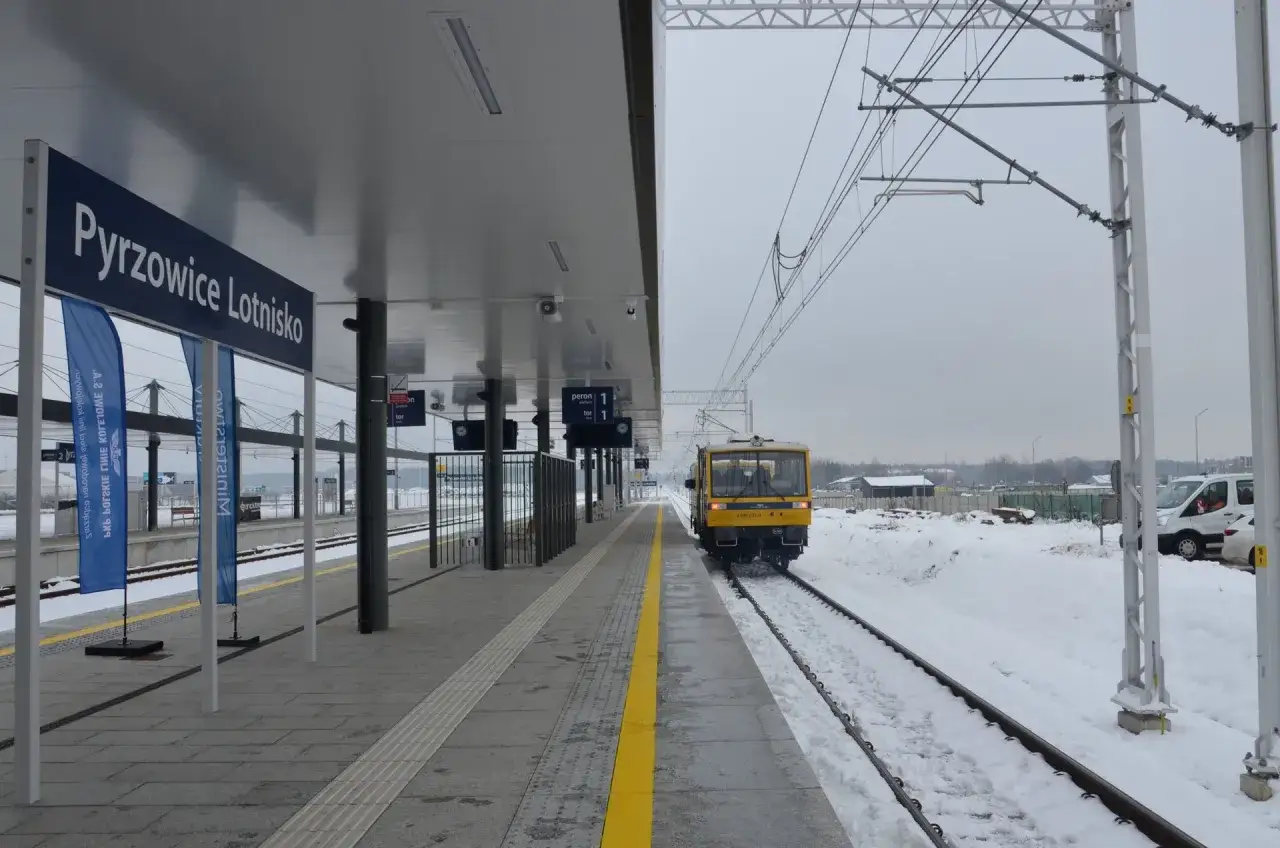Stacja kolejowa Pyrzowice Lotnisko peron