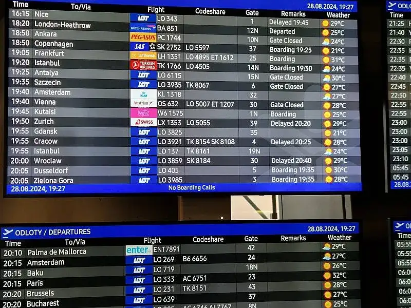 tablica odlotów na lotnisku w Warszawie