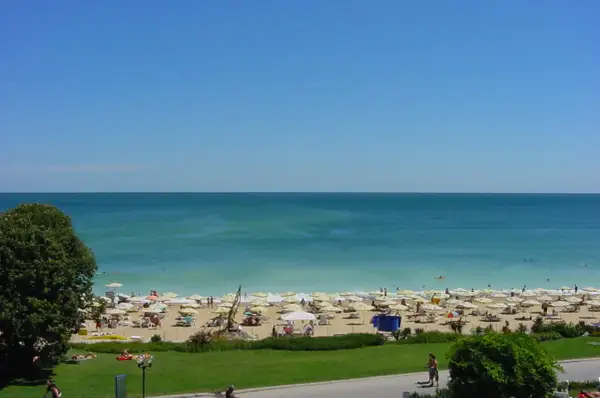 Złote Piaski: Ile trwa lot z Polski? Szybko na plażę!